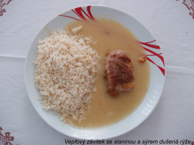 Vepřový závitek se slaninou a sýrem dušená rýže